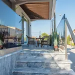 Melina Luxury Suites, Seaside Nests In *
