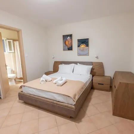 Melina Luxury Suites, Seaside Nests In